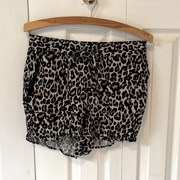 Vero Moda leopard print shorts 100% viscose size S - Picture 1 of 3